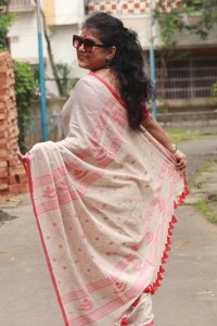 LIGHT GREY COTTON HANDWOVEN SAREE WITH RED BORDER